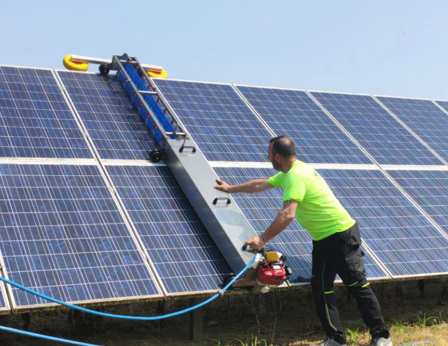 Use of deionized water to wash solar panel without leaving stain